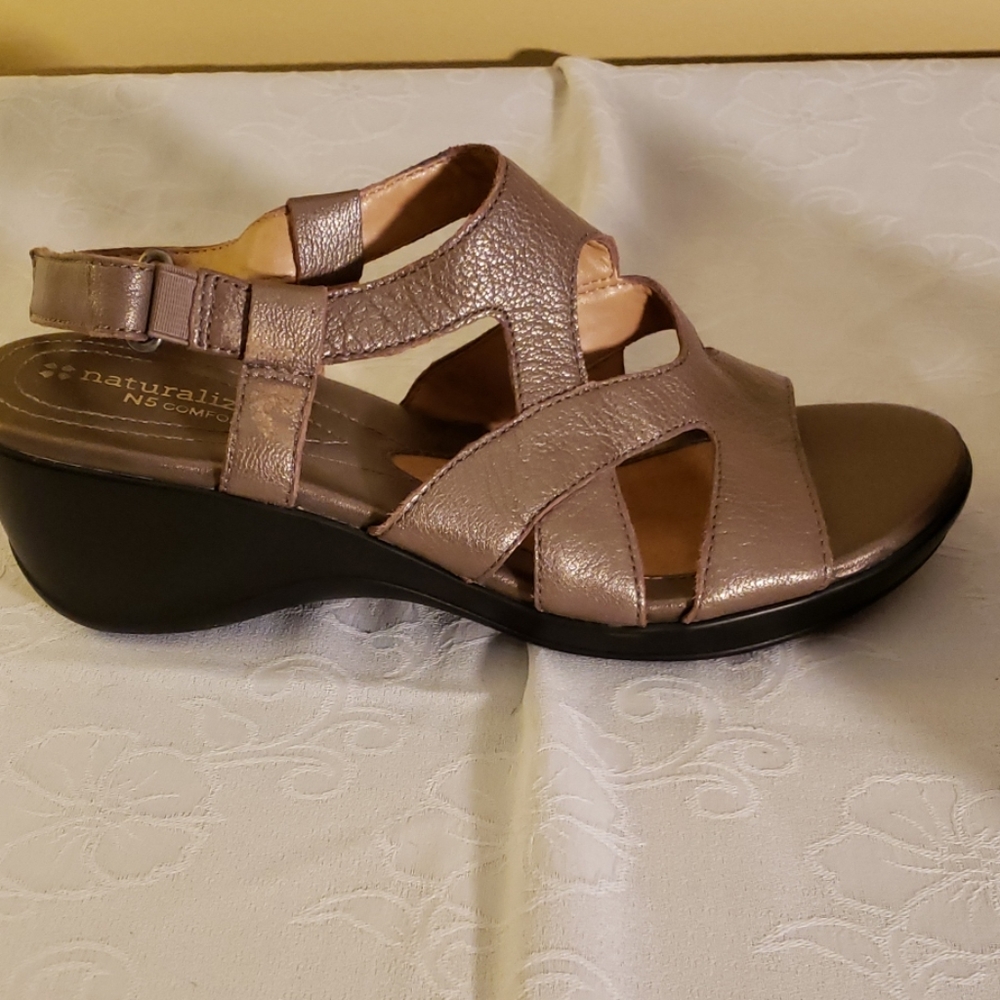 Sandals - Picture 2 of 4